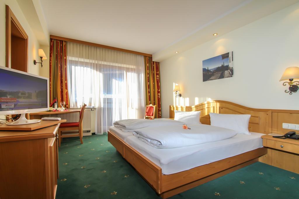 Hotel Tiroler Adler - Bed And Breakfast Waidring Exterior photo